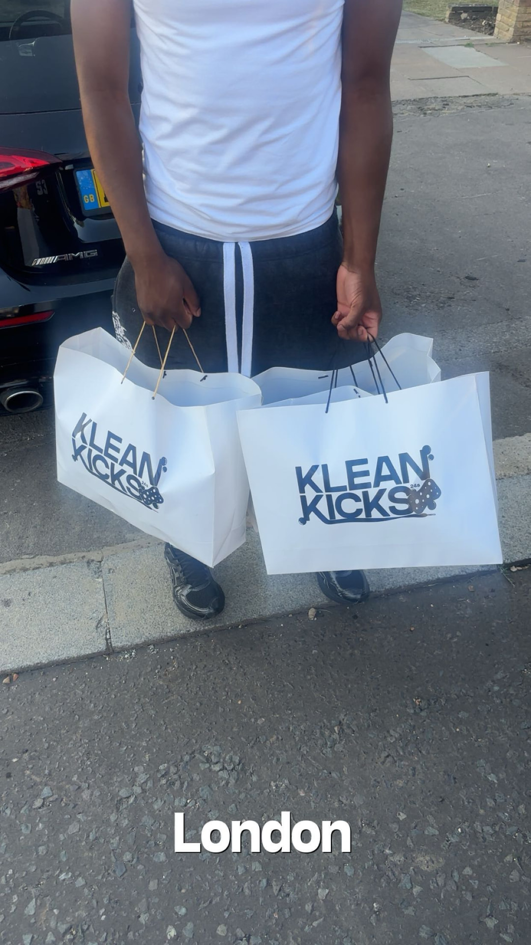 Customer receiving Klean Kicks 24s bags in London